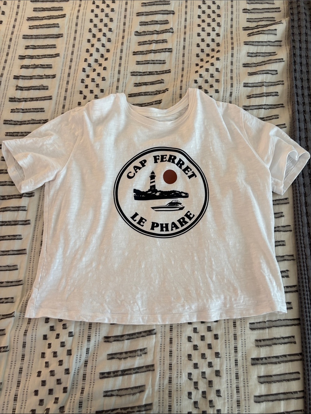 White Lou & Grey Graphic Tee with Lighthouse Badge Cap Ferret Le Phare